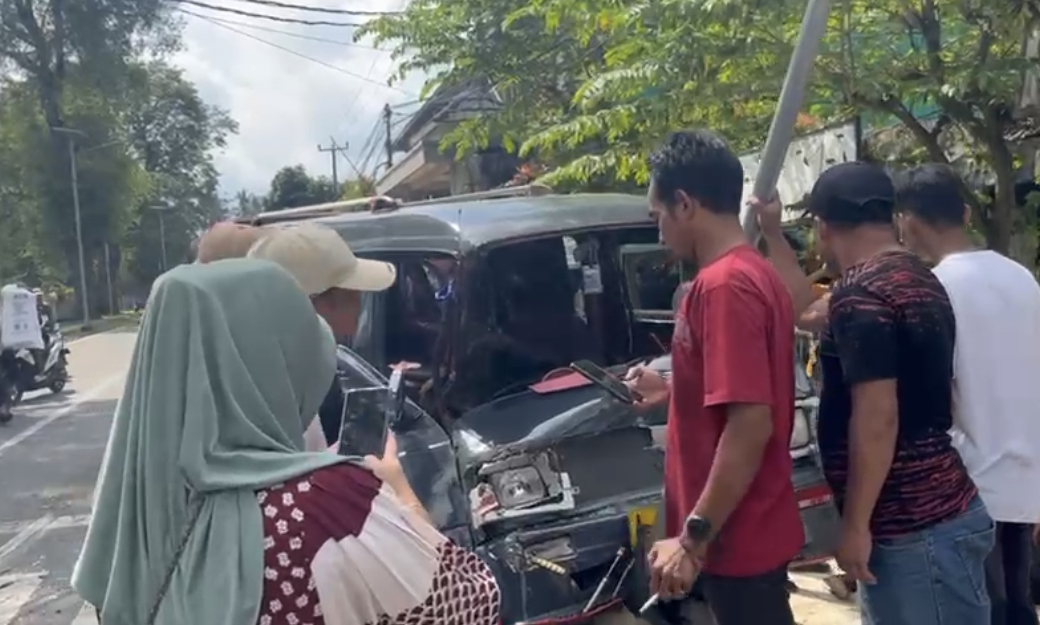 Kondisi mobil angkot pasca diseruduk oleh truk, di Alun-alun Menes, Kecamatan Menes, Kabupaten Pandeglang, terlihat rusak parah, Rabu (2/7).