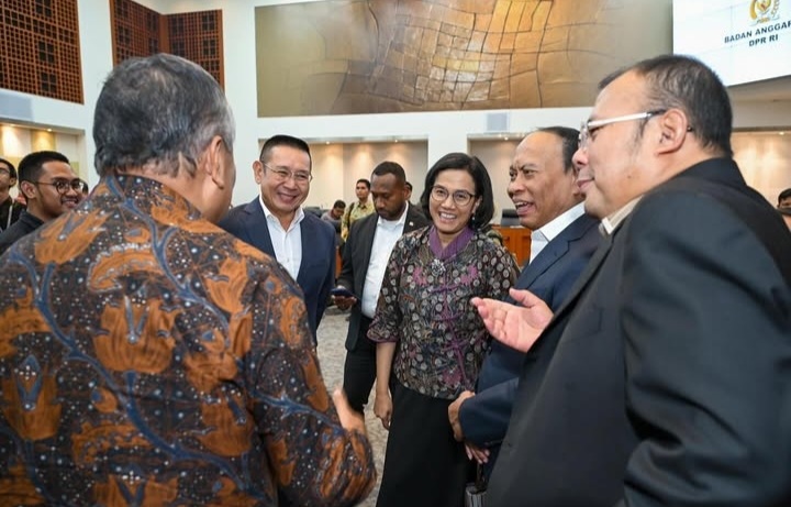 Menkeu Sri Mulyani bersama Anggota DPR pada rapat Paripurna, Selasa (1/7). Foto : Ist