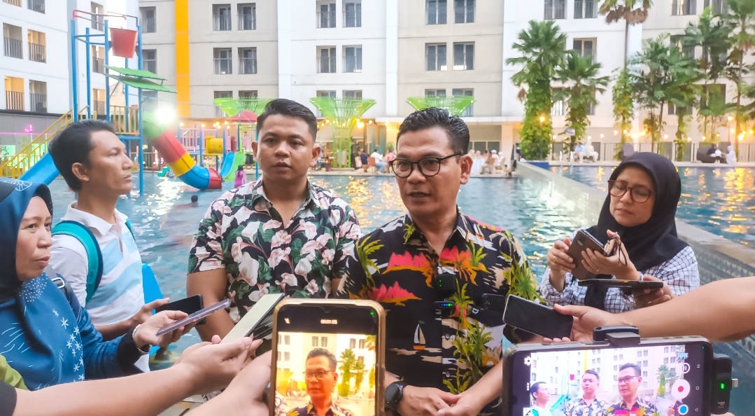 General Manager Hotel Vega, Evriansyah, bersama Director of Sales, Hadi Putra, saat memberikan keterangan pers mengenai promo spesial Hawaiian BBQ di Hotel Vega Gading Serpong, Jumat (25/7/2025). (tangselpos.id/lim)
