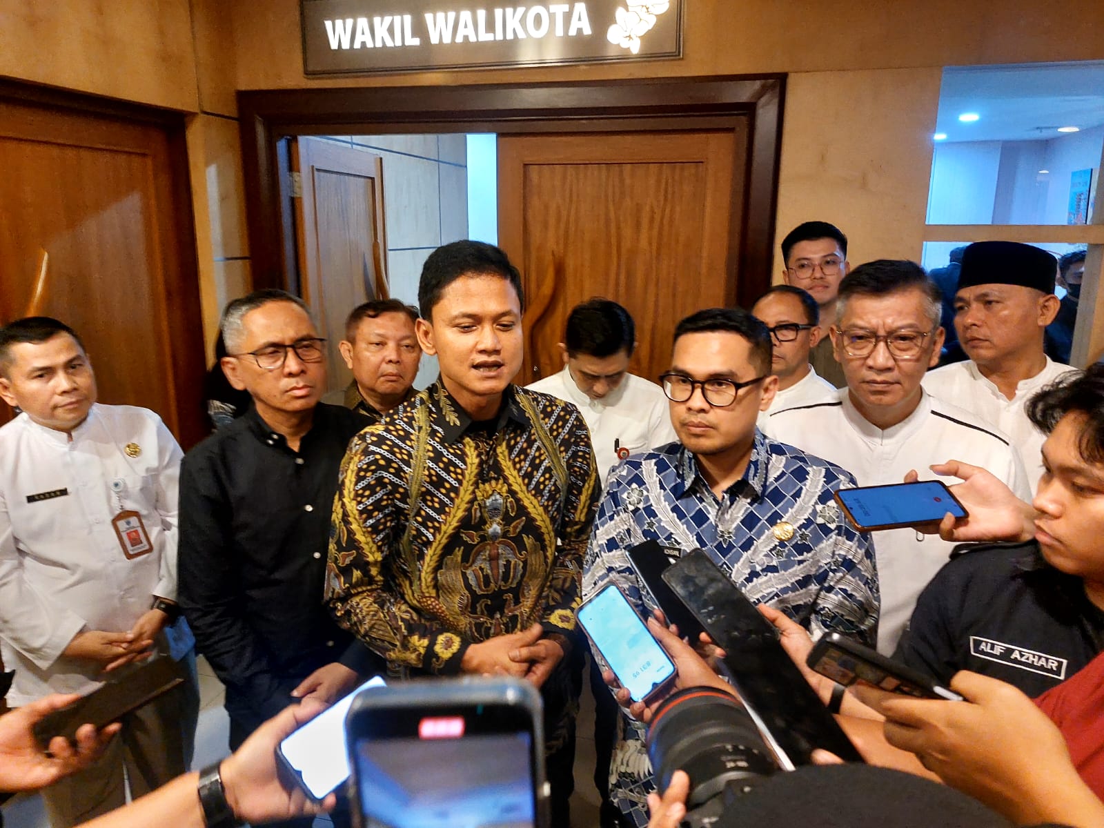 Wakil Wali Kota Tangerang Selatan, Pilar Saga Ichsan, memberikan keterangan pers usai penandatanganan kontrak kerja sama, Jumat (25/7/2025).