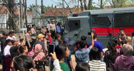 Tersangka Pembunuhan Wanita Terborgol di Cisauk Disoraki Warga Foto : Ist