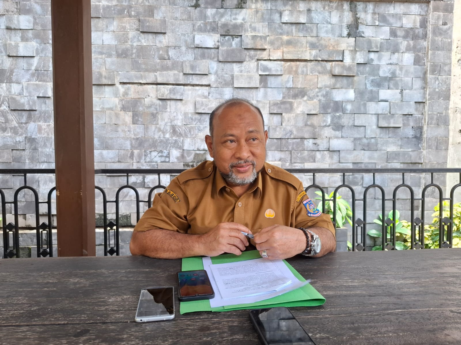 Tidak Memiliki Dokumen Lingkungan, IPAL, TPS Limbah B3 Kepala Bidang Pengendalian, Pencemaran dan Kerusakan Lingkungan (PPKL) di DLH Tangsel, Carsono, saat ditemui selepas sosialisasi limbah B3 dikawasan Serpong,Selasa (8/7). (tangselpos.id/irm)