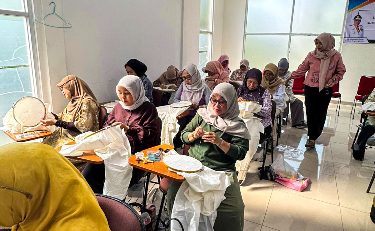 Tingkatkan Keterampilan dan Buka Peluang Usaha Pelatihan menyulam pita bertempat di Khadijah Learning Center,Kamis (24/7). (tangselpos.id/irm)