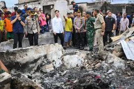 Wapres Gibran saat meninjau kebakaran di Tambora. Foto : Ist
