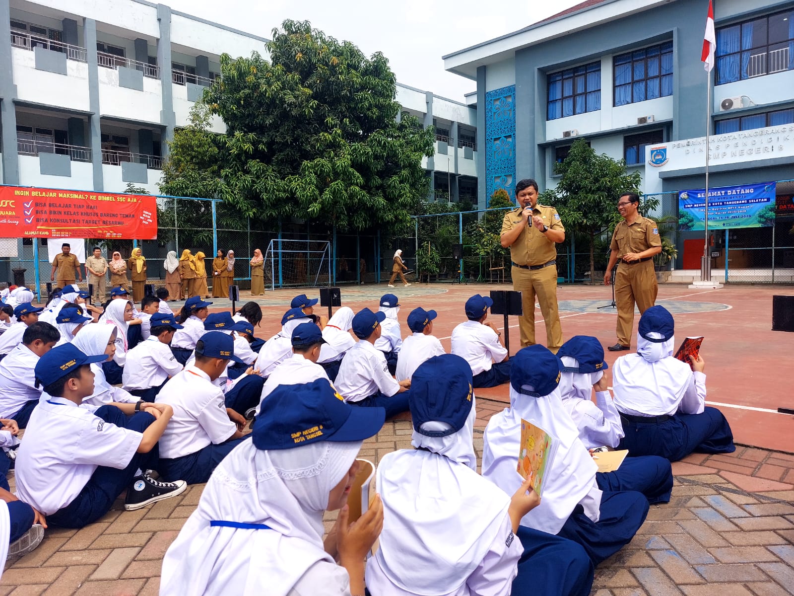Tinjau MPLS di SMPN 8, Dindikbud Pesan Agar Sekolah Mampu Pacu Prestasi Siswa Kepala Dindikbud, Deden Deni saat meninjau pelaksanaan MPLS di SMPN 8 Tangsel, Setu, Senin (14/7). (Ist)