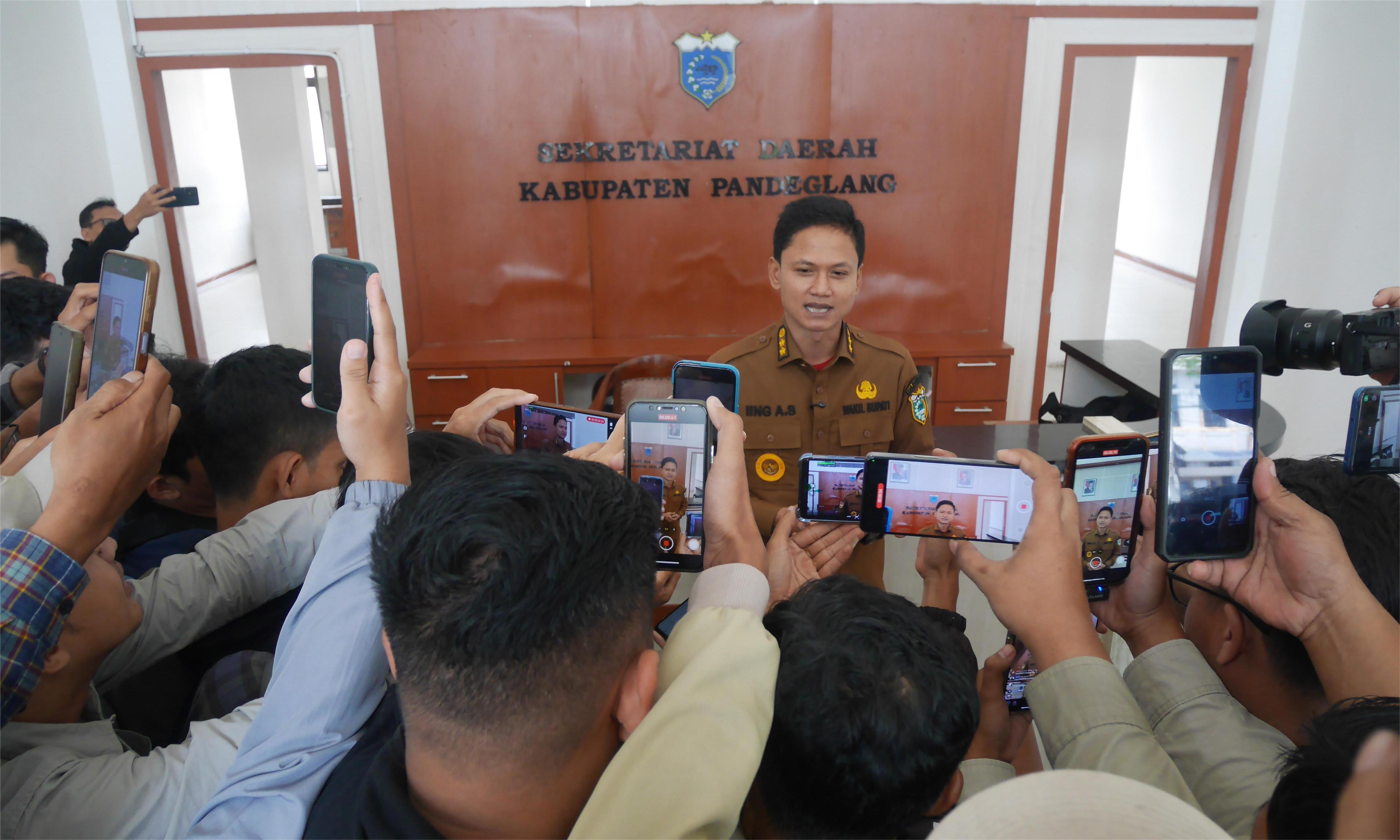 TPA Bangkonol Terselamatkan, PAD Dari Sampah Meningkat Wakil Bupati Pandeglang, Iing Andri Supriadi saat menyampaikan keterangan pers di Setda Pandeglang, Senin (28/7/2025).(Nipal Sutiana/Tangsel Pos)