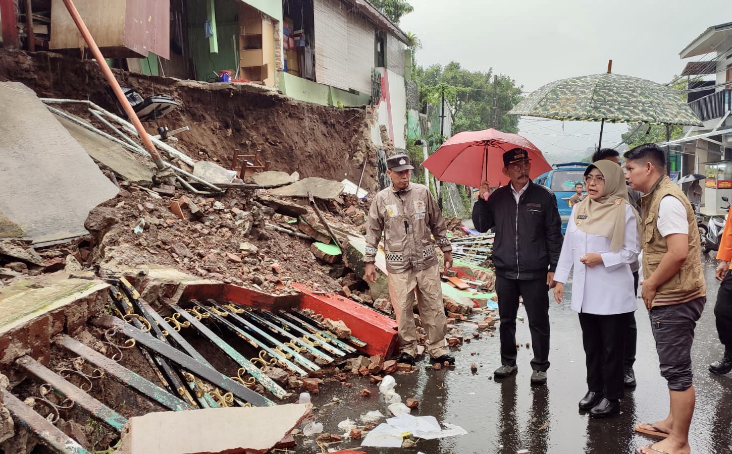 Bupati Pandeglang, Raden Dewi Setiani bersama jajarannya, sedang meninjau kondisi TPT dan pagar SDN 3 Pandeglang yang ambruk digulung longsor, Rabu (2/7).