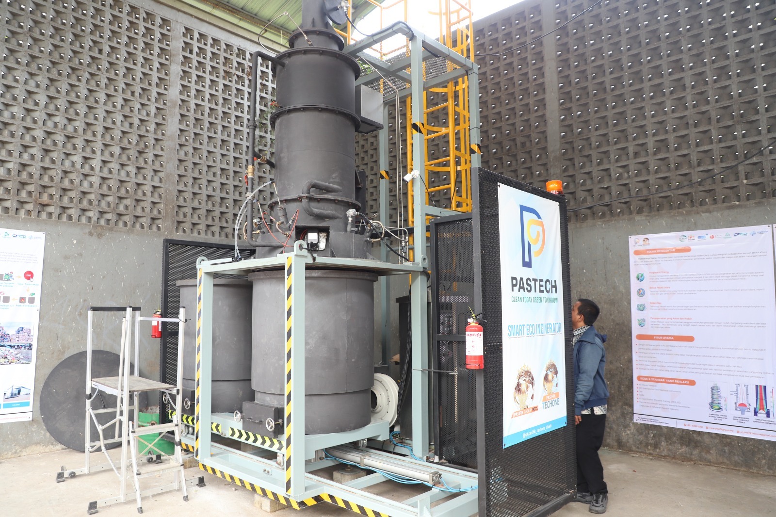 Petugas Dinas Lingkungan Hidup (DLH) Kota Tangerang mulai melaksanakan uji coba teknologi pengolahan sampah terbaru berjenis incinerator di Tempat Pengelolaan Sampah Reduce, Reuce, Recycle (TPS3R) Mutiara Banga Cipondoh.