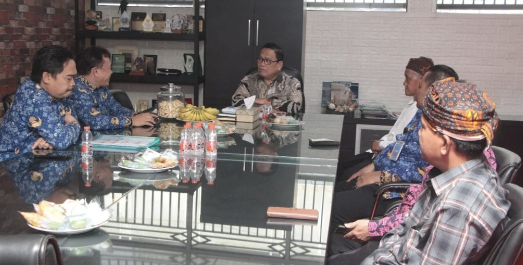 Wabup Lebak Amir Hamzah, sedang menerima audiensi Aliansi Masyarakat Adat Nusantara (AMAN) Banten Kidul, di Ruang Kerjanya, Kamis (17/7).