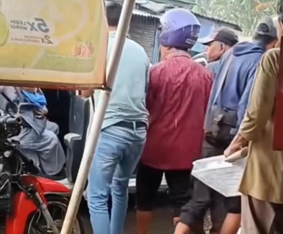 Viral! Opang di Stasiun Tigaraksa Paksa Ibu Bawa Bayi Turun dari Taksi Online Foto : Ist