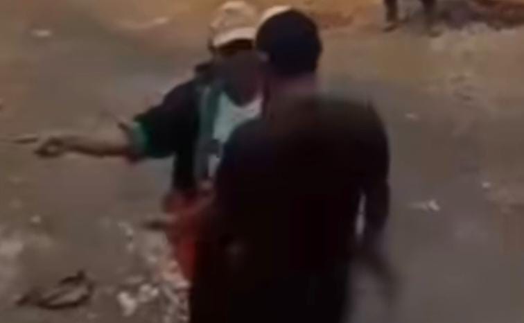 Viral! Pria Sok Jagoan Bawa Pistol dan Parang saat Ribut dengan Warga di Bogor Foto : Ist