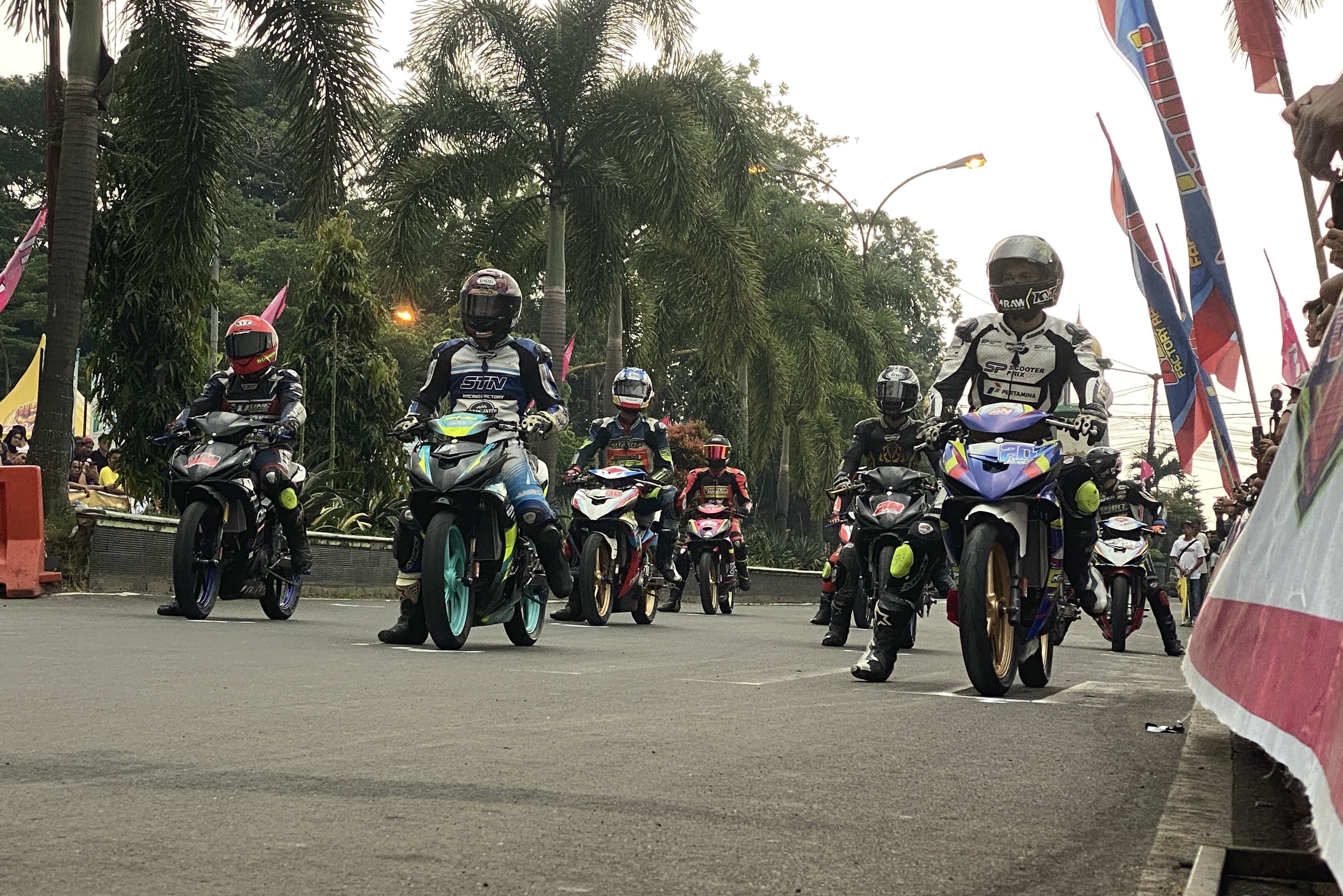 Wabup Iing : Kalau Punya Nyali, Jangan Balap Liar Para pembalap sedang bersiap-siap memacu kendaraannya di masing-masing nomor urut start, di Sirkuit Non Permanen Alun‑Alun Pandeglang, Minggu (27/7).