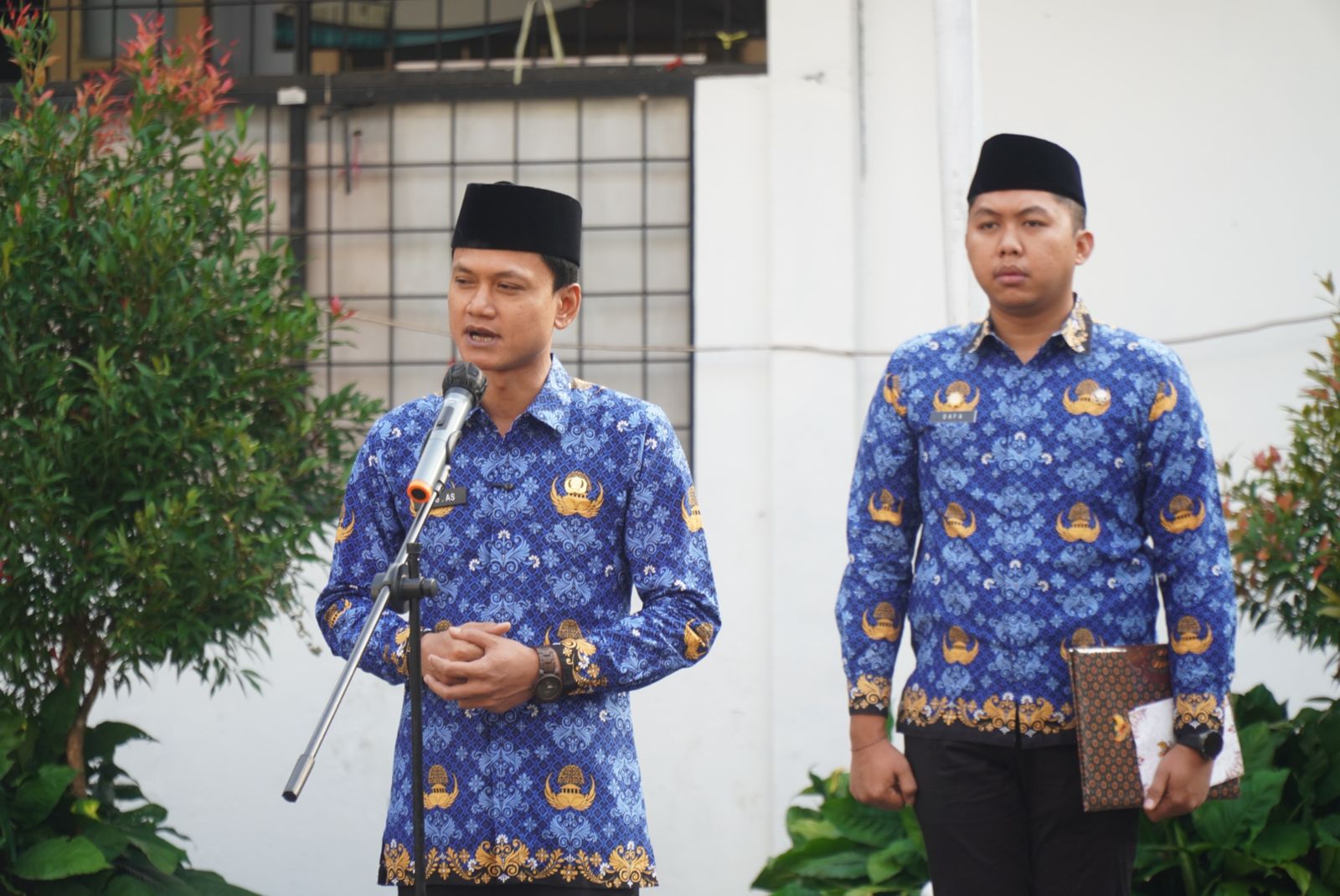 Wabup Pandeglang Iing Andri Supriadi, sedang memberikan arahan pada seluruh ASN di lingkungan Pemkab Pandeglang, saat menjadi pembina upacara Hari Kesadaran di halaman Setda Pandeglang, Kamis (17/7).