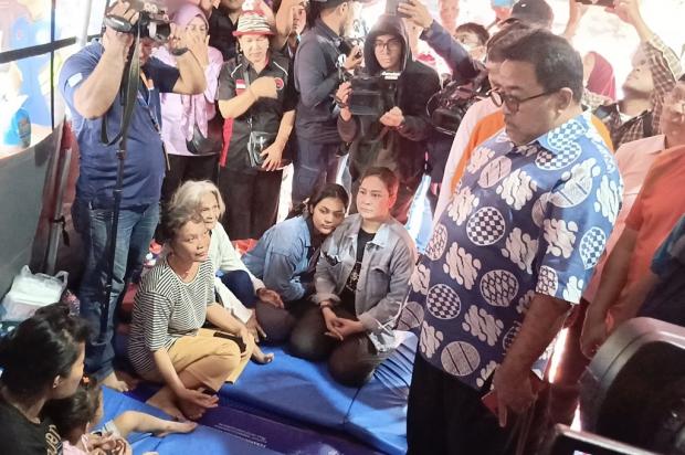 Wagub Rano Tinjau Dan Beri Santunan Korban Kebakaran Di Tebet Wagub Jakarta Rano Karno saat meninjau korban kebakaran di Tebet. Foto : Ist