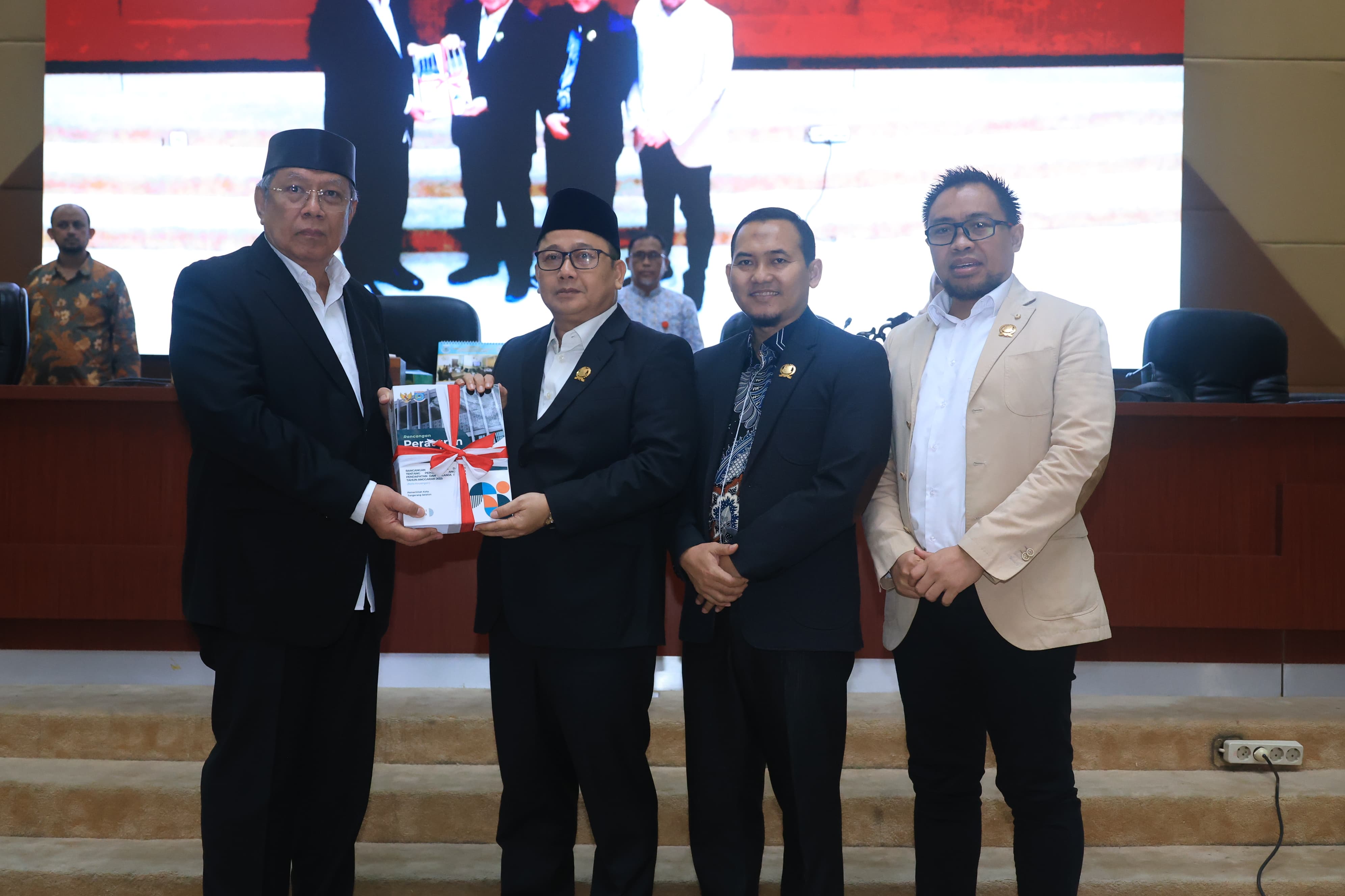 Wali Kota Tamgsel Benyamin Davnie menyerahkan draft Raperda APBD Perubahan 2025 Kota Tangsel kepada DPRD Kota Tangsel, Kamis (3/7).