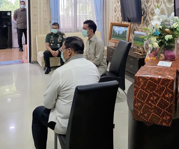 Wapres Gibran Jenguk SBY, Alhamdulillah Beliau Telah Diperbolehkan Kembali Ke Kediaman Wapres Gibran saat menjenguk Mantan Presiden ke 6 SBY di RSPAD, Senin (21/7/2025). Foto : IG