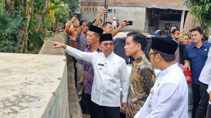 Wapres Gibran Temui Korban Banjir Di Ciledug Indah, Tampung Curhatan Emak-emak Wapres Gibran bersama Walikota Tangerang Sachrudin melihat kondisi dampak banjir di Komplek Ciledug Indah. Foto : Ist