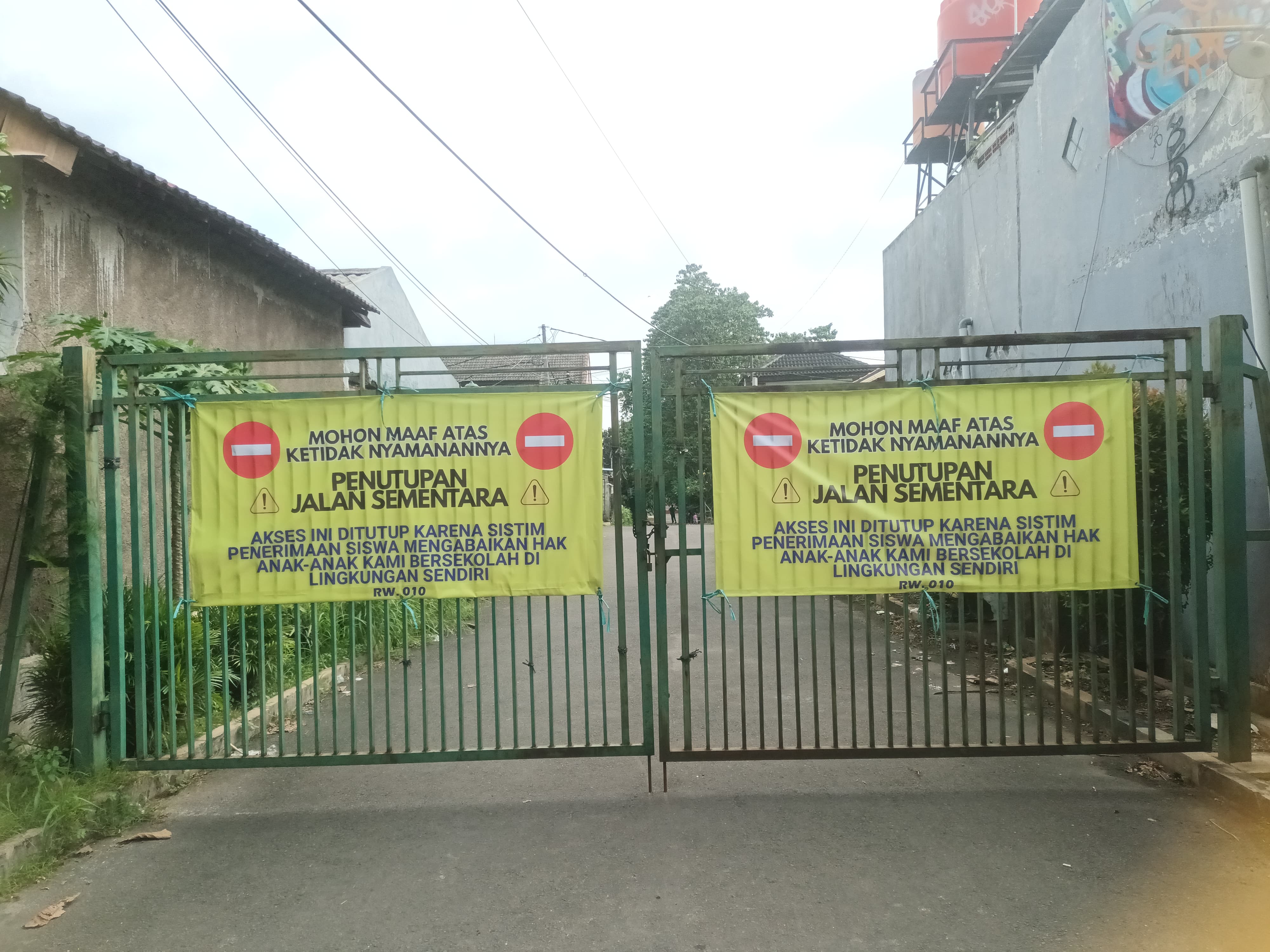 Situasi akses jalan SMAN 6 dan SMPN 17 yang diblokir warga Pamulang, Rabu (9/7)
