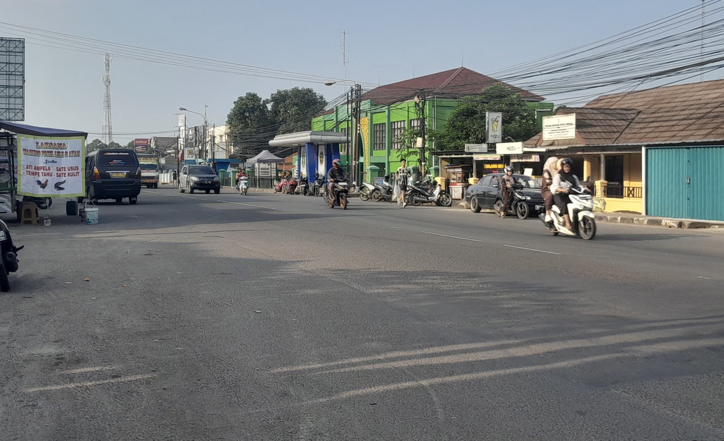 Warga Minta Dishub Banten Pasang Garis Kejut di Jalan Ahmad Yani Pandeglang Jalan Raya Serang-Pandeglang tepatnya di Jalan Jenderal Ahmad Yani, Kampung Curugsawer, Kecamatan Pandeglang, Kabupaten Pandeglang, tidak ada garis kejut dan rambu-rambu. Padahal, kerap terjadi kecelakaan di jalur tersebut