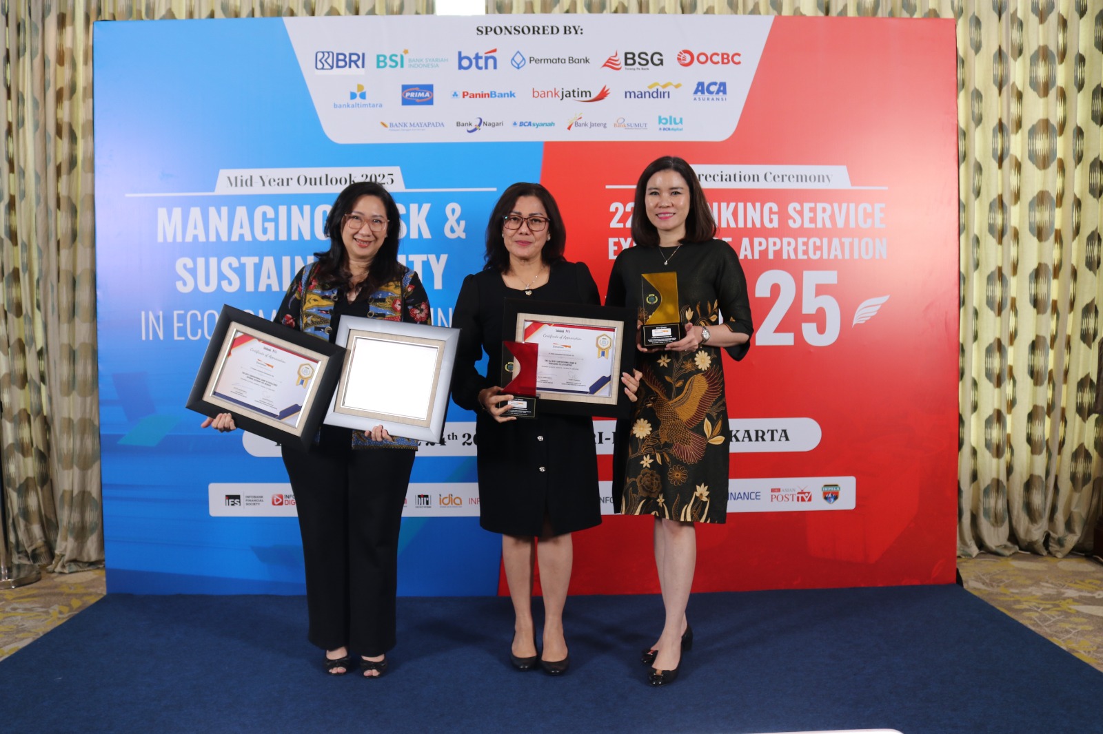 Wujudkan Pelayanan Berkualitas, Danamon Terima Penghargaan Banking Service Excellence Awards (BSEA) 2025 Direksi Bank Danamon Indonesia bersama Unit Usaha Syariah PT Bank Danamon Indonesia saat menerima Awards