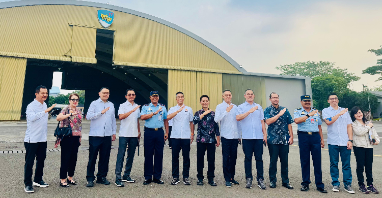 Panitia retreat KADIN di Bandara Halim Perdanakusuma. Foto : Ist