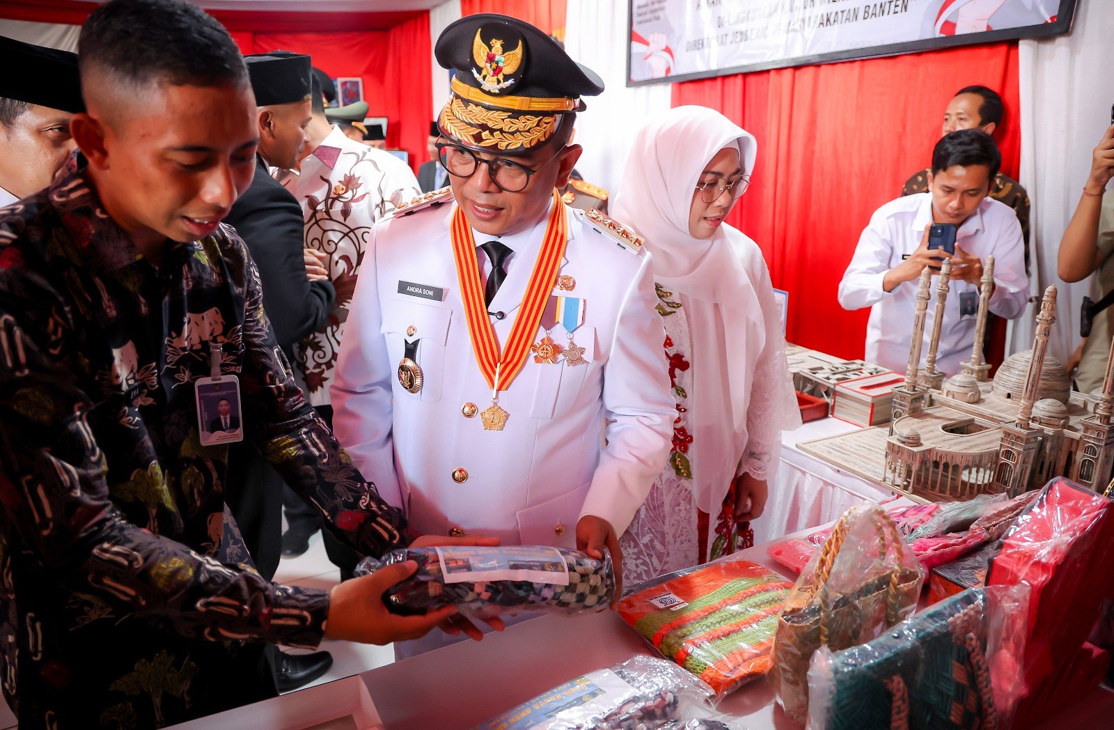 Gubernur Andra Soni saat menyerahkan remisi kepada di Lembaga Pemasyarakatan (Lapas) Kelas II A Serang. Foto : Humas Pemprov