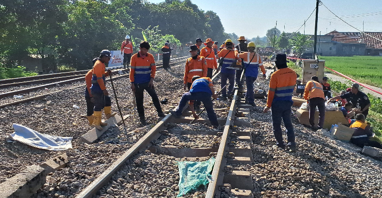 Pekerja sedang memperbaikan rel kereta yang rusak akibat tergulingnya KA argo Bromo Anggrek. Foto : Ist