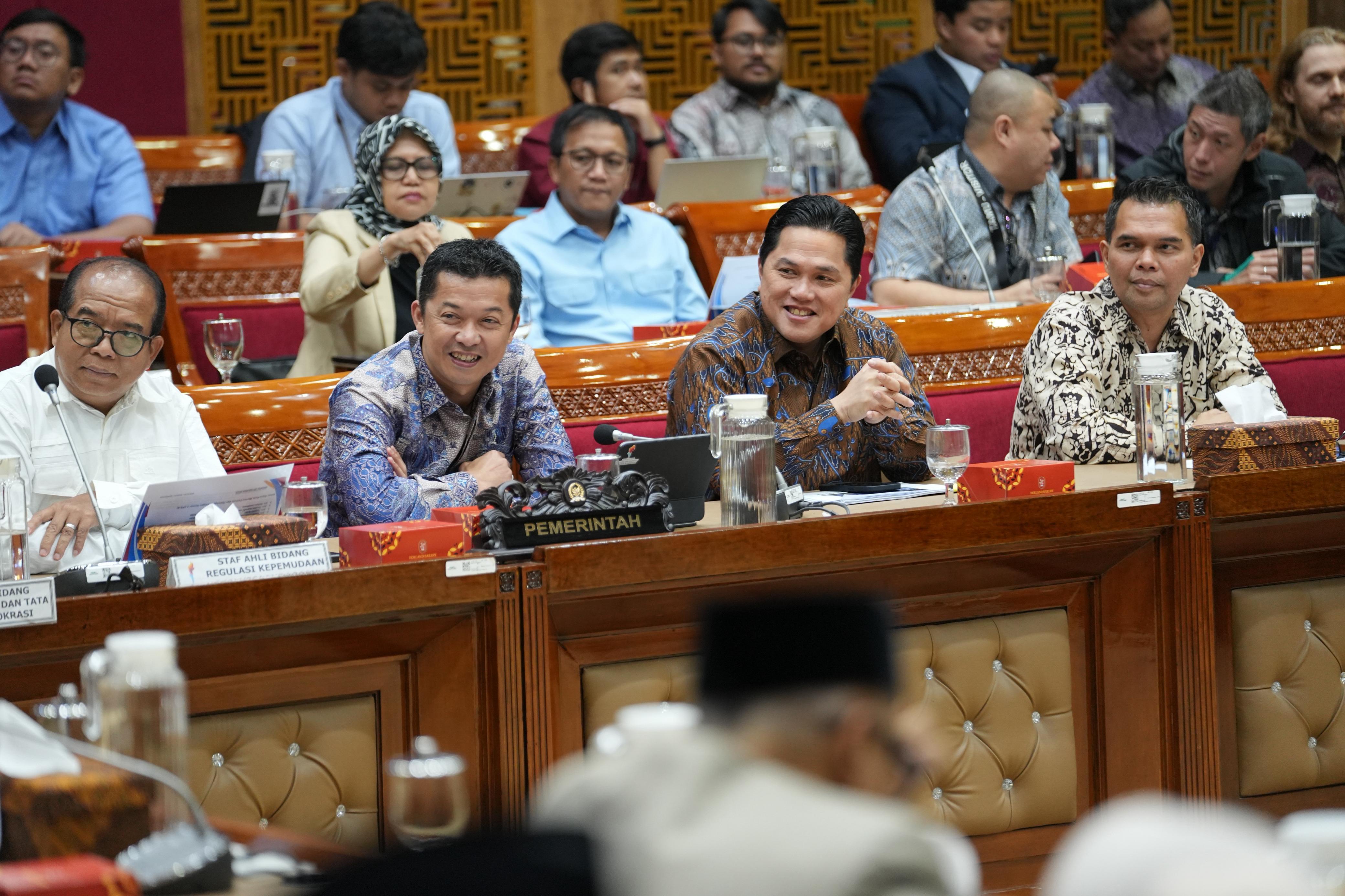 Kwtum PSSI Erick Thohir (no 2 dari kanan) dan Wamen Kemenpora Taufik Hidayat (no 2 dari kiri) saat berada di DPR rapat dengan Komisi X dan Komisi XIII. Foto : Ist