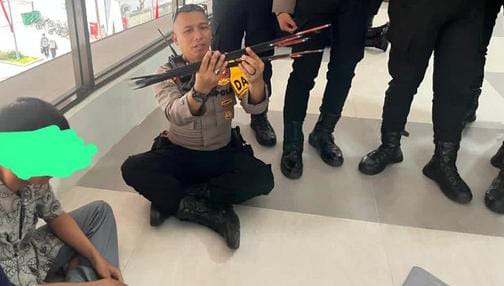 Ada Pelajar Bawa Anak Panah saat Berangkat Demo di DPR Polisi sedang memperlihatkan ansk panah yang dibawah Pelajar yang hendak Demo bersama Bueuh di Gedung DOR. Foto : Ist