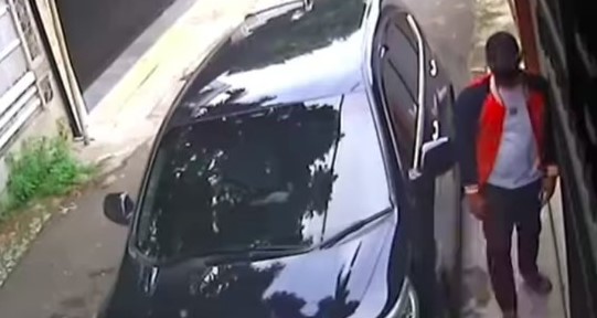 Akhir Pelarian Pembobol Rumah Kosong di Cibubur yang Curi Harta Rp2 M Tangkapan layar CCTV. Foto : CCTV