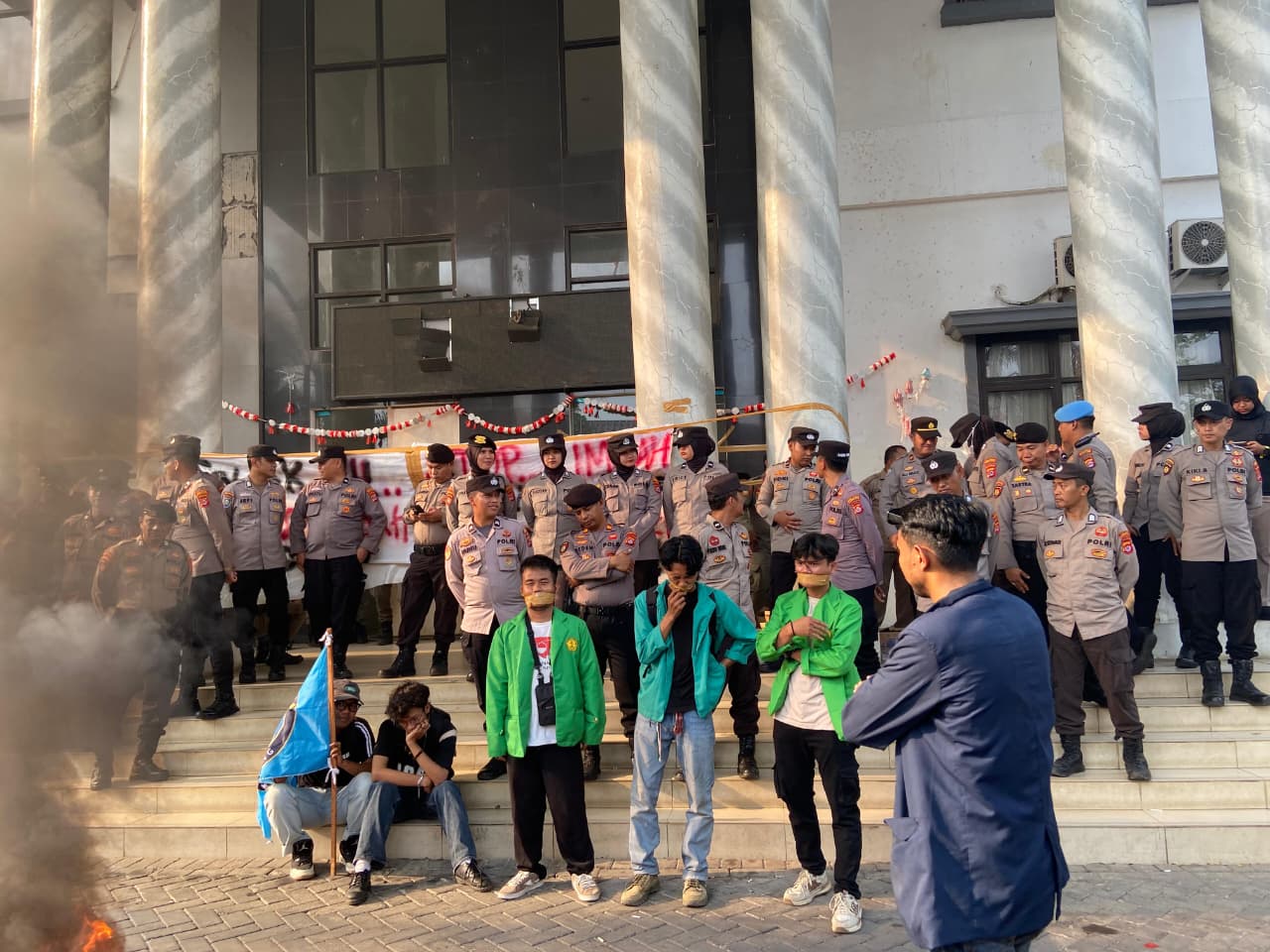 Aktivis HMI Bakal Kepung Kantor Bupati Pandeglang Aktivis HMI Cabang Pandeglang sedang melakukan kajian soal kerja sama Pemkab Pandeglang dengan Pemkot Tangsel tentang pengelolaan sampah, di lingkungan Kampus STAISMAN Pandeglang, Sabtu (23/8) malam.