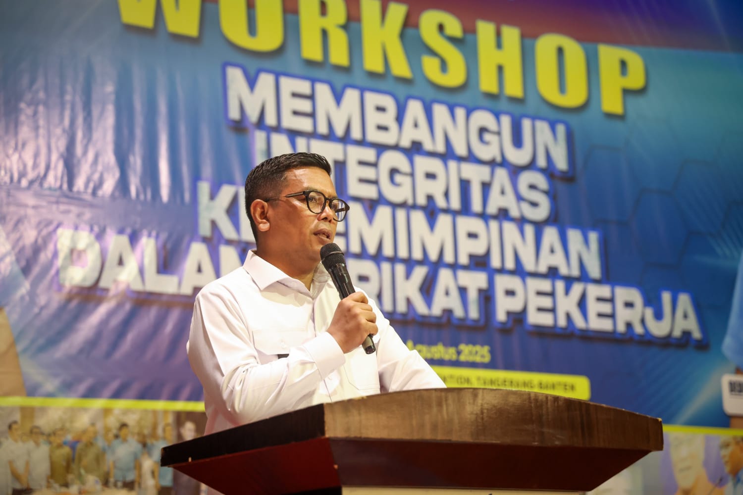 Gubernur Banten, Andra Soni saat menyampaikan sambutan dalam acara workshop Membangun Integritas Kepemimpinan Dalam Serikat Pekerja DPD KSPSI Banten, Kamis (21/8/2025).(Istimewa)