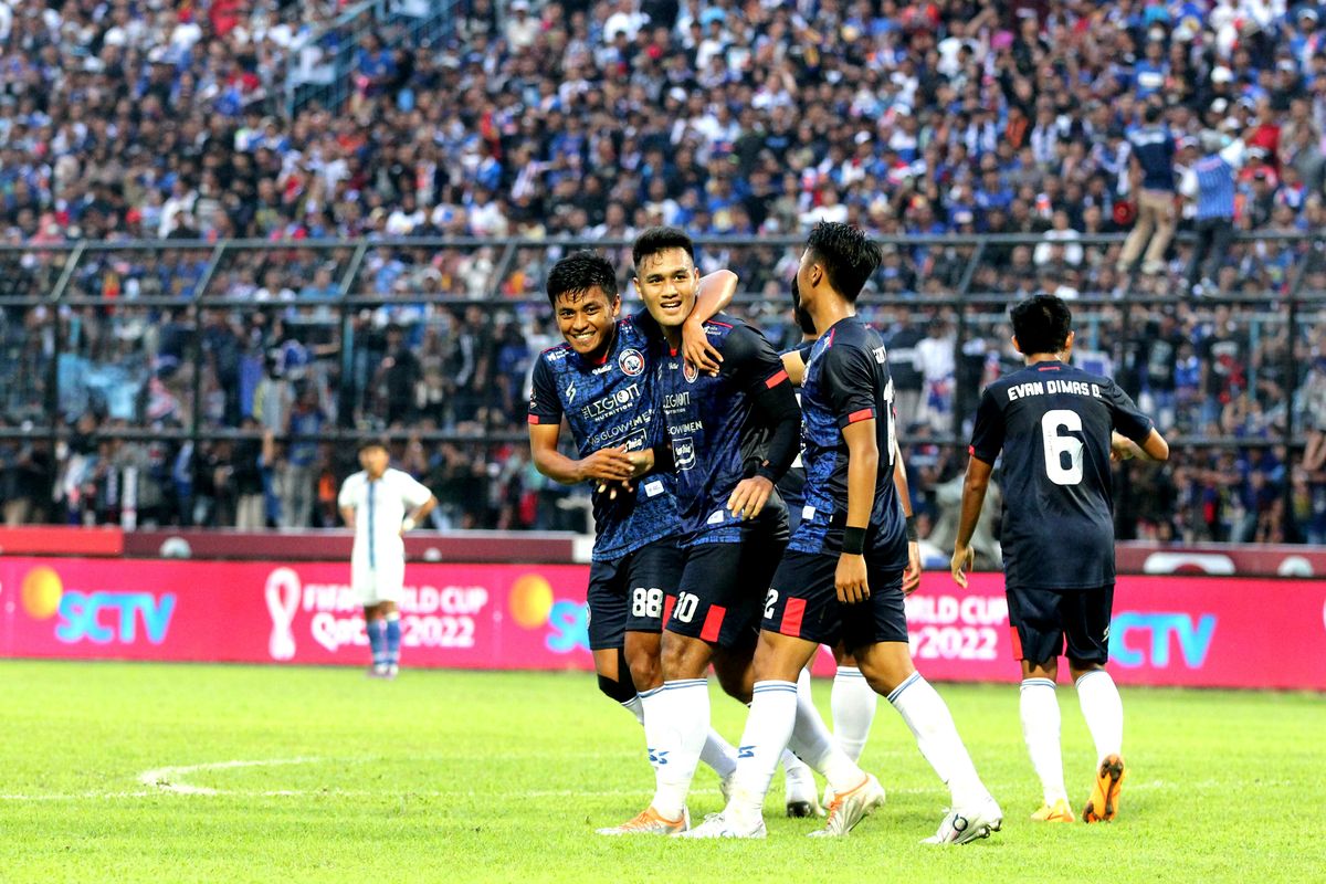 Selebrasi Arema Malang usai menang 4-1dari PSBS Biak. Foto : Ist