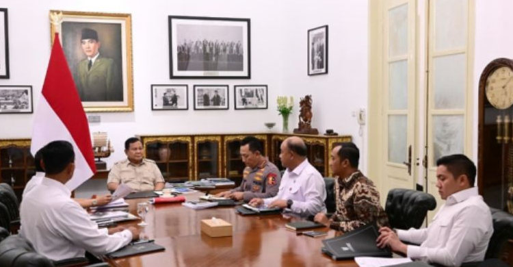 Bahas Ketahanan Pangan, Presiden Prabowo Kumpulkan Kapolri Hingga Wakil Ketua DPR Presiden Prabowo saat rapat terbatas membahas ketahanan pangan. Foto : Ist