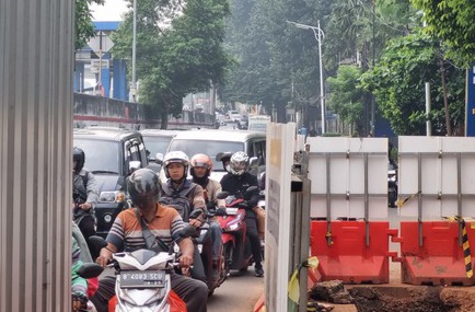 Bedeng Proyek Galian Jalan TB Simatupang Makan Separuh Jalan Krmacetan akibat pembangunan di Jalan TB Simatupang. Foto : RM