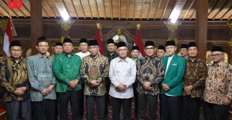 Bertemu Prabowo, 16 Ormas Islam Sepakat Ajak Masyarakat Jaga Situasi Damai Perwakilan 16 Ormas Islam saat bertemu Presiden Prabowo di Hambalang, Bogor. Foto : Ist