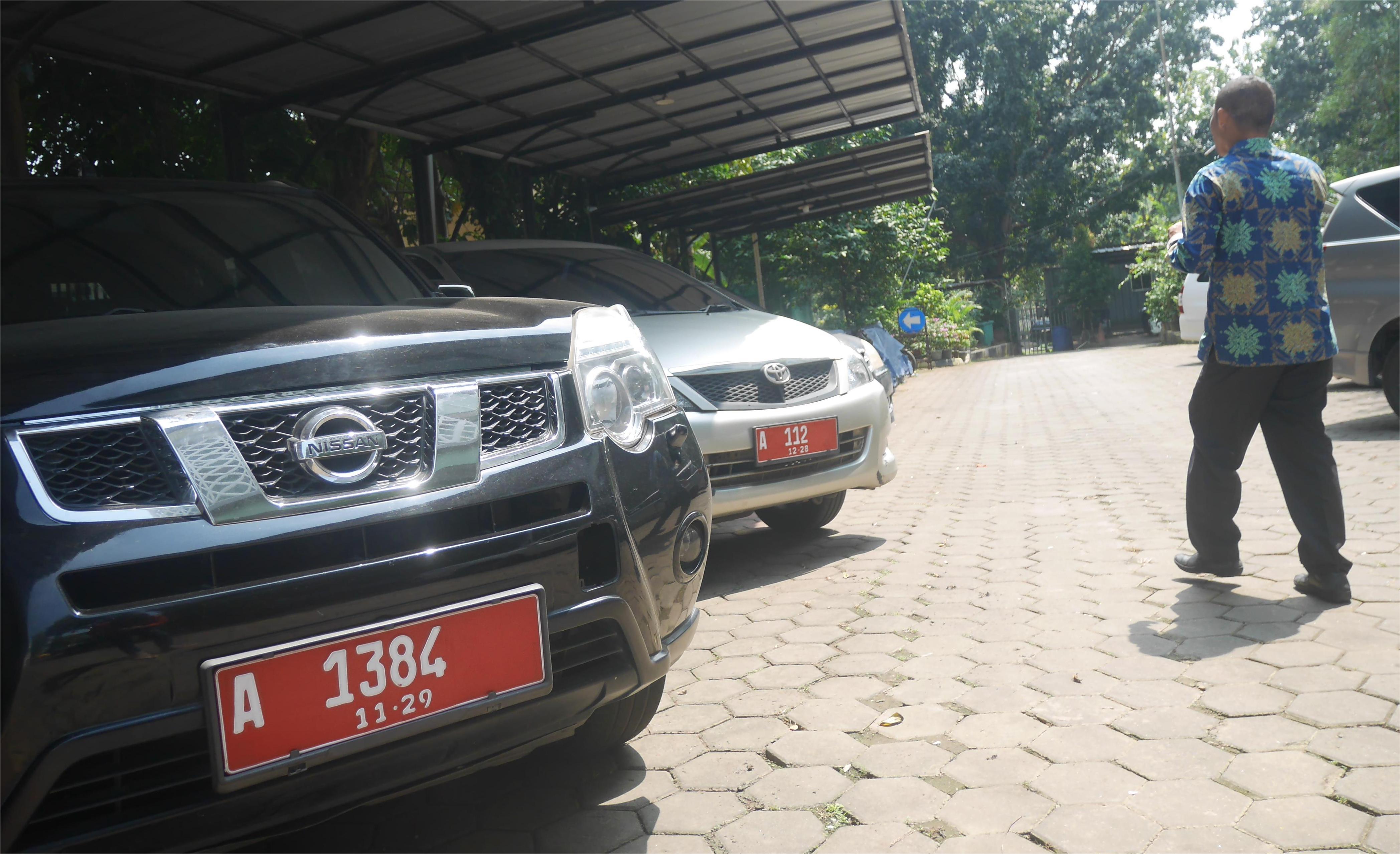 Kendaraan dinas yang akan dilelang terparkir di halaman Kantor BPKAD Banten di KP3B, Kota Serang.(Ari Supriadi/tangselpos.id)