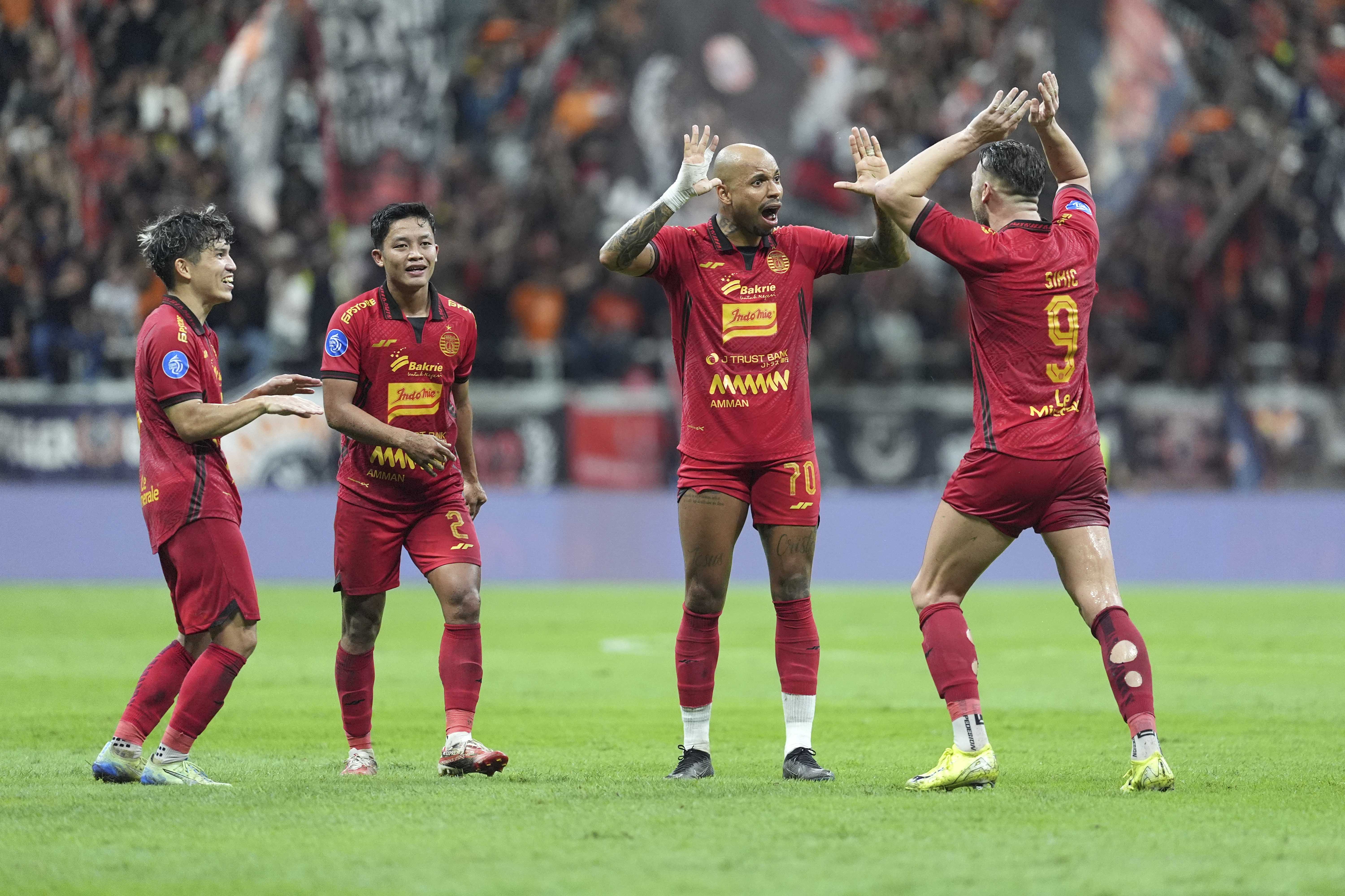 Selebrasi Persija usai menang 4-0 dari Persita. Foto : Ist