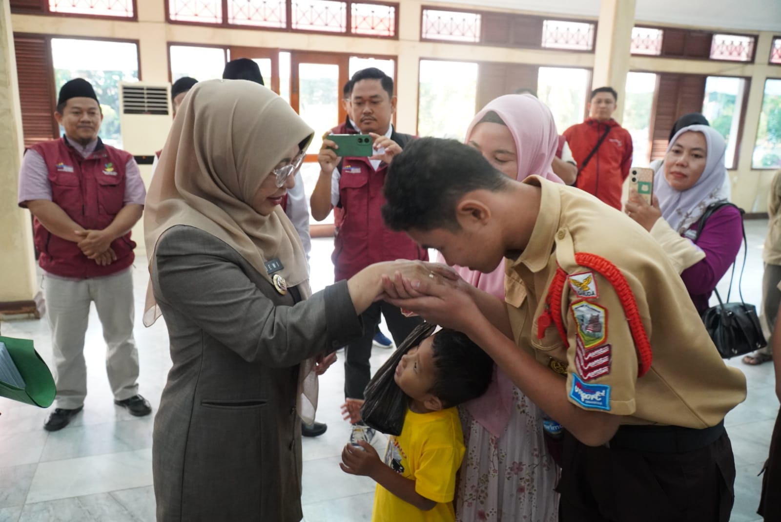 Bupati Pandeglang, Raden Dewi Setiani, Jumat (15/8/2025) secara resmi melepas keberangkatan 26 siswa SRMA di Pendopo Pandeglang.(Istimewa)