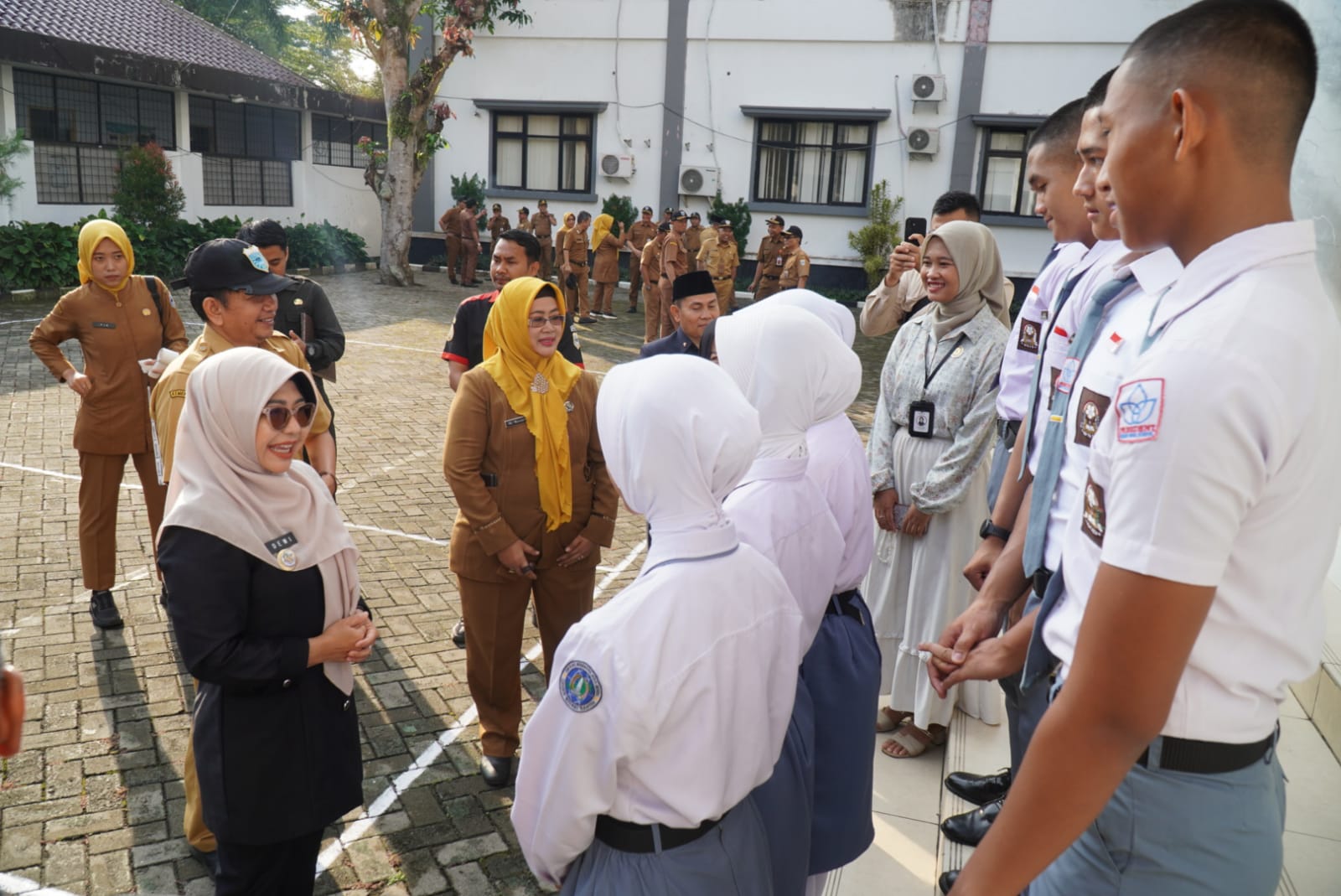 Bupati Pandeglang, Raden Dewi Setiani secara resmi melepas duta Pasukan Pengibar Bendera (Paskibra) utusan Kabupaten Pandeglang yang akan mewakili ke tingkat Provinsi Banten, saat apel pagi di Setda Pandeglang, Senin (4/8/2025).(Istimewa)