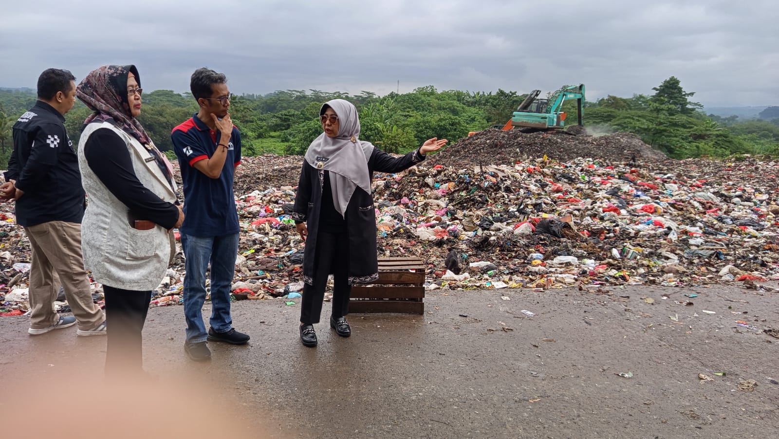 Bupati Pandeglang Raden Dewi Setiani didampingi Asda II Setda Pandeglang Nuriah dan PPID Utama Tb Nandar Suptandar, sedang menegur mantan Direktur PBM, di TPA Bangkonol, Selasa (12/8).