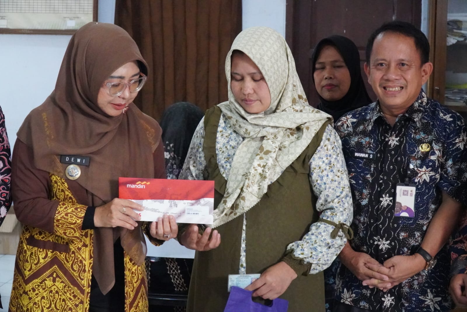 Bupati Dewi Minta Petugas PKH dan BPNT Prioritaskan Lansia, Ibu Hamil, dan Ibu Menyusui Bupati Raden Dewi Setiani menyerahkan bantuan PKH dan BPNT di Kelurahan Pagerbatu, Kecamatan Majasari, Kamis (28/8/2028).(Istimewa)