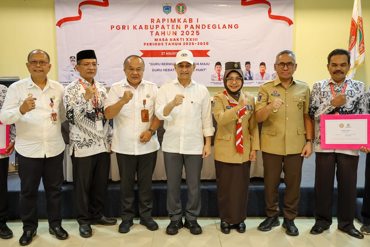 Bupati Dewi Minta PGRI Bantu Pemerintah Tingkatkan Mutu Pendidikan Foto bersama dalam acara Rapat Pimpinan Kabupaten (Rapimkab) I PGRI Kabupaten Pandeglang Masa Bakti XXIII di Hotel S’ Pandeglang, Rabu (27/8/2025).(Istimewa)