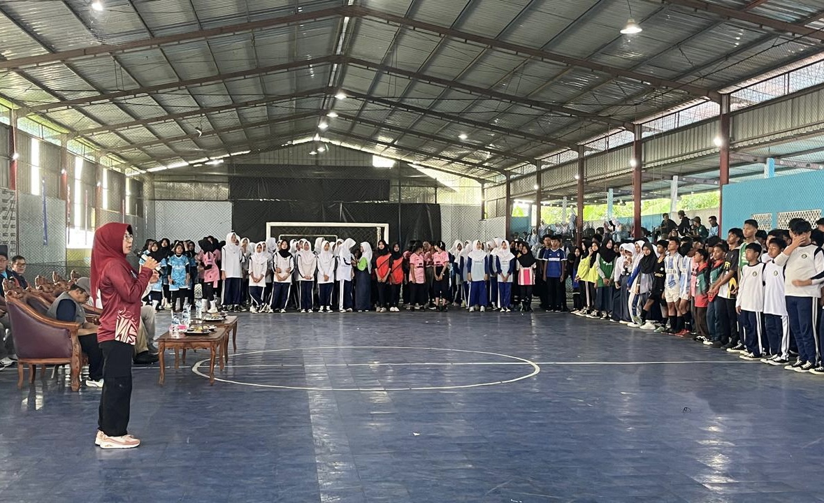 Bupati Pandeglang Raden Dewi Setiani, sedang memberikan nasihat kepada para dewan guru dan siswa, saat acara pembukaan turnamen futsal dan basket, di salah satu lapangan di Kabupaten Pandeglang, Selasa (5/8).