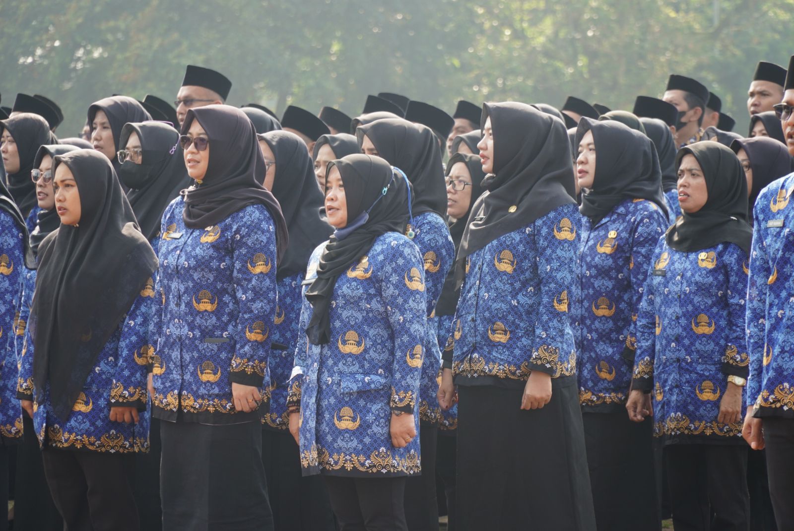 Sebanyak 478 Pegawai Pemerintah dengan Perjanjian Kerja (PPPK) formasi tahun 2024 secara resmi dilantik dan diambil sumpah oleh Bupati Pandeglang, Rade Dewi Setiani  di Alun-alun Pandeglang, Senin (4/8/2025).(Istimewa)