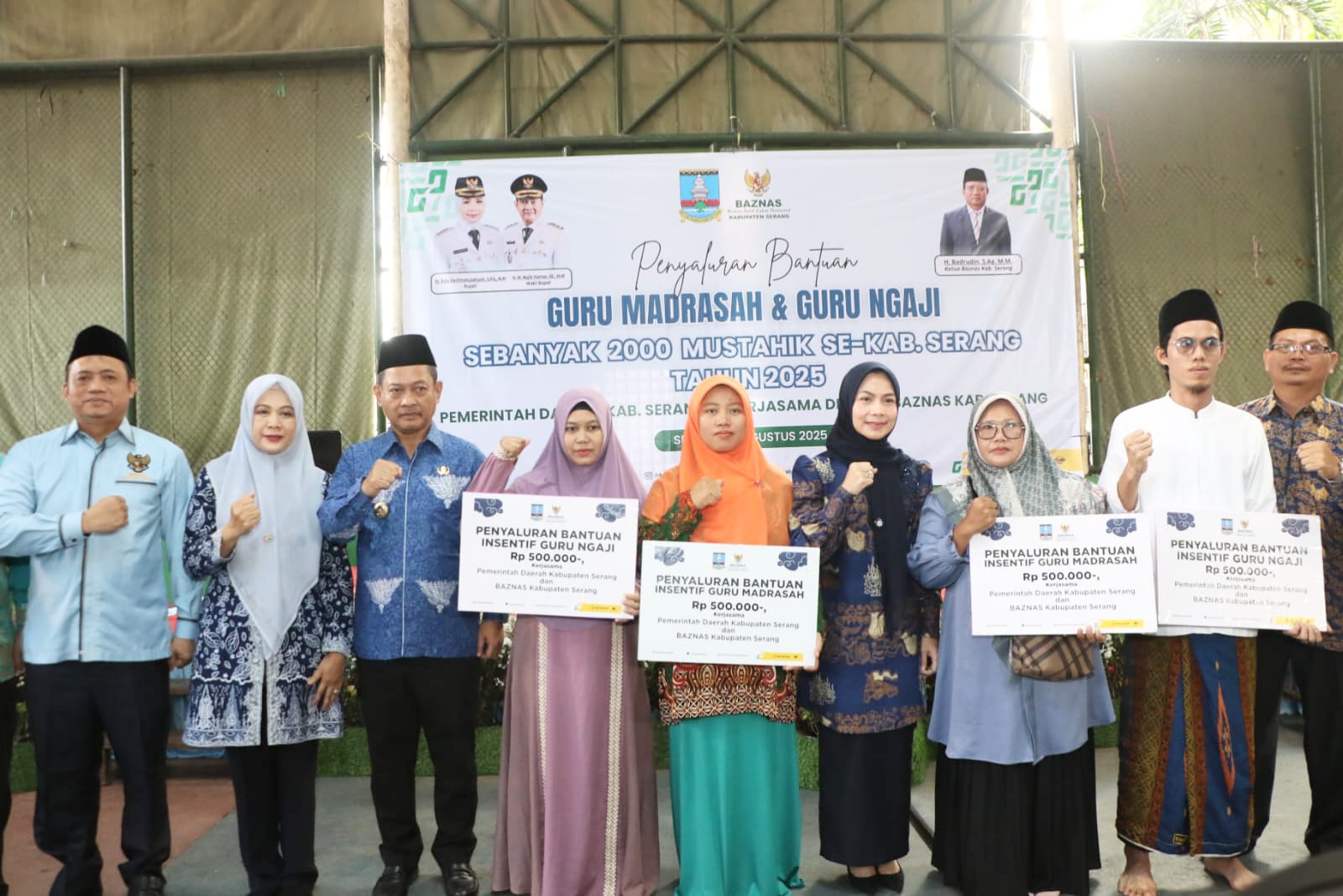 SIMBOLIS. Bupati Serang, Ratu Rachmatuzakiyah secara simbolis menyerahkan bantuan insentif bagi 2.000 guru ngaji dan madrasah di Kabupaten Serang.