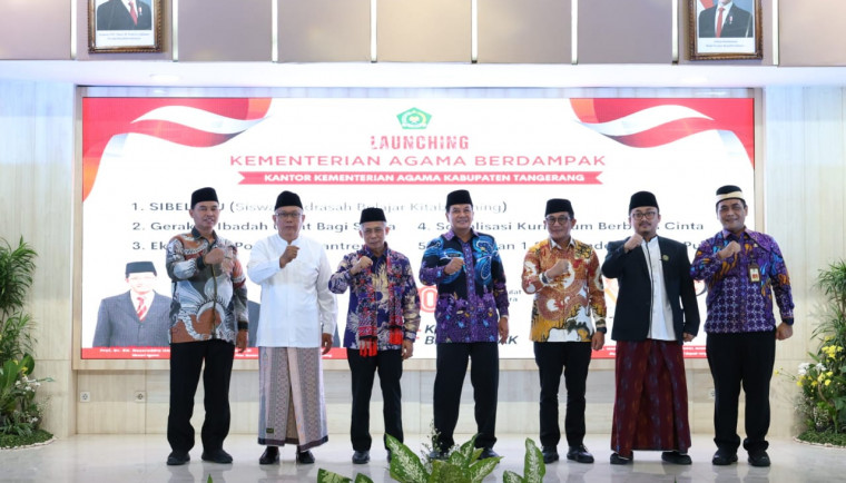 Bupati Tangerang, Moch Maesyal Rasyid (tengah) foto bersama usai meluncurkan program  ‘Kemenag Berdampak’, yang berlangsung di Gedung Serba Guna (GSG) Pusat Pemerintahan Kabupaten (Puspemkab) Tangerang pada Kamis (14/8).