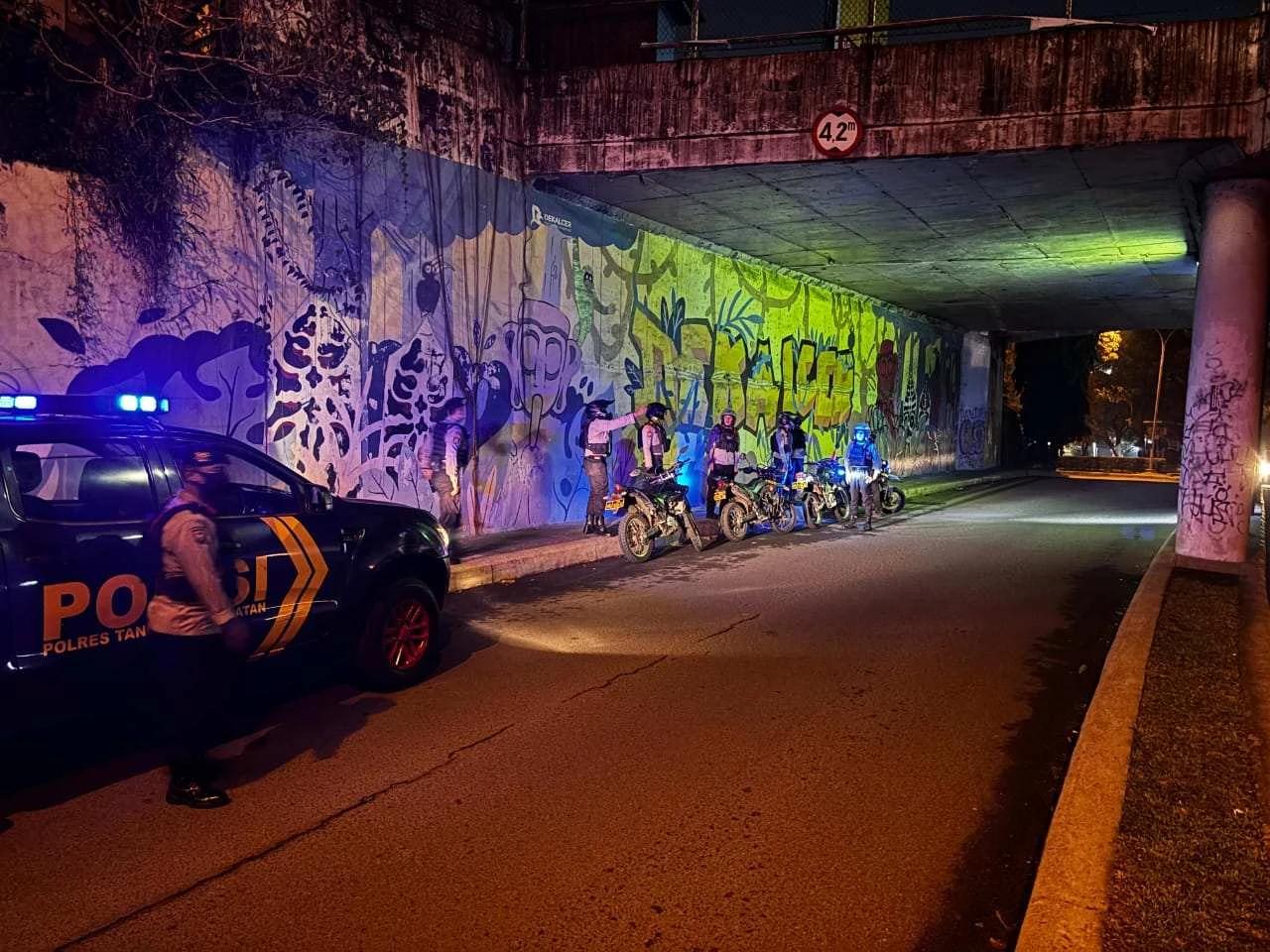 Cegah Kejahatan Malam Hari, TP3 Polres Patroli Cipta Kondisi Di Bintaro Sat Samapta Polres Tangerang Selatan melaksanakan kegiatan Strong Point dan Patroli Cipta Kondisi di kawasan Jl. Bintaro XC, Pondok Aren, Selasa (12/8), dini hari.