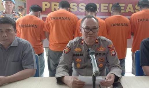 Debt Collector Tarik Paksa Motor Ojol di Depok, Kini Berbaju Tahanan Kapolsek Beji, Kompol Josman saat konferensi pers. Foto : Ist