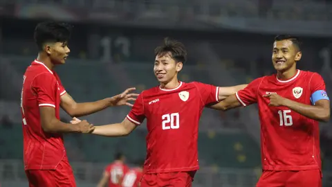 Debut Manis Arlyansyah Bersama Persija Pemain Persija Arlyansyah (tengah) terganung di Timnas. Foto : Ist
